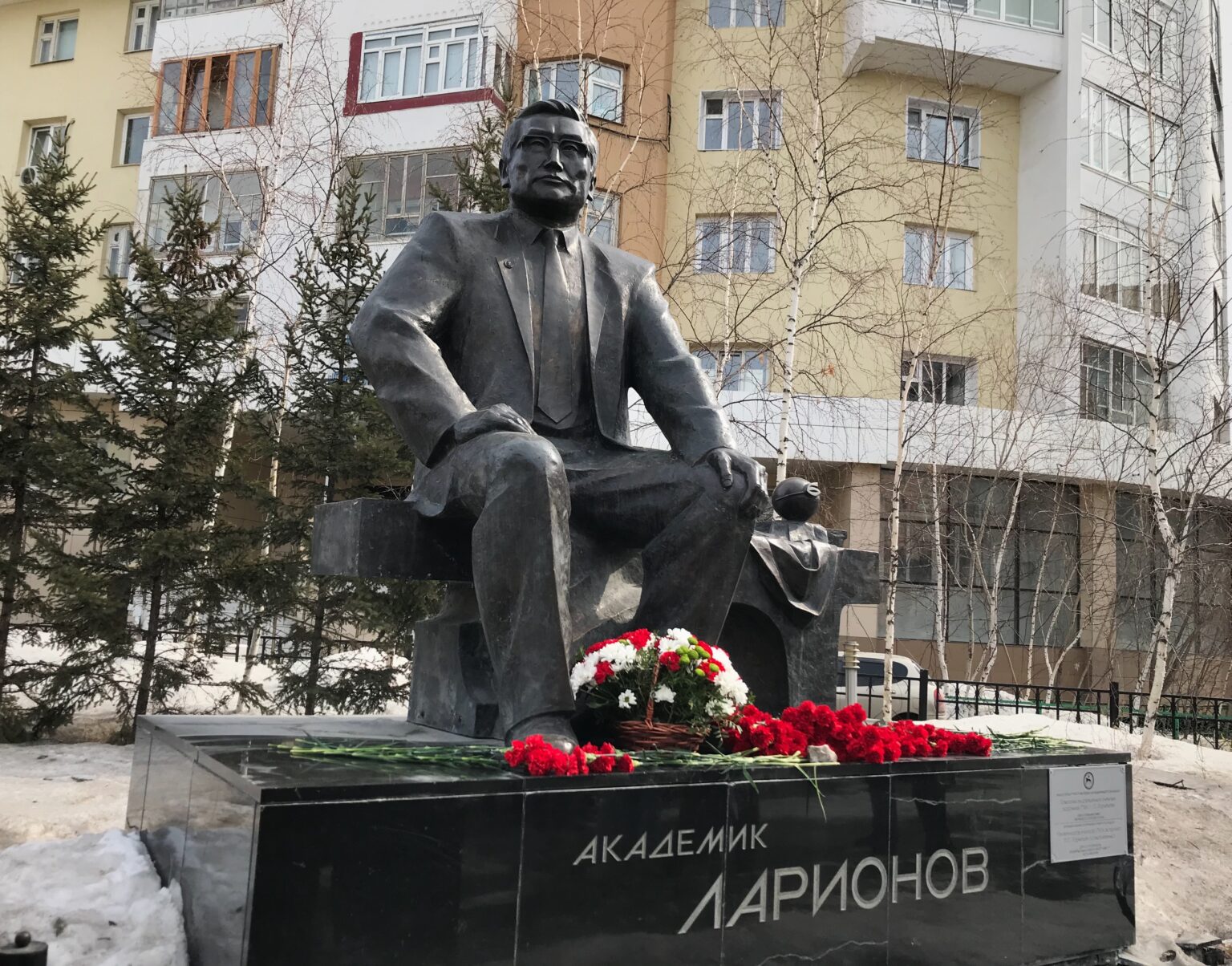 Сотрудники ИМСС УрО РАН приняли участие в торжественной церемонии возложения цветов к памятнику академику В. П. Ларионова