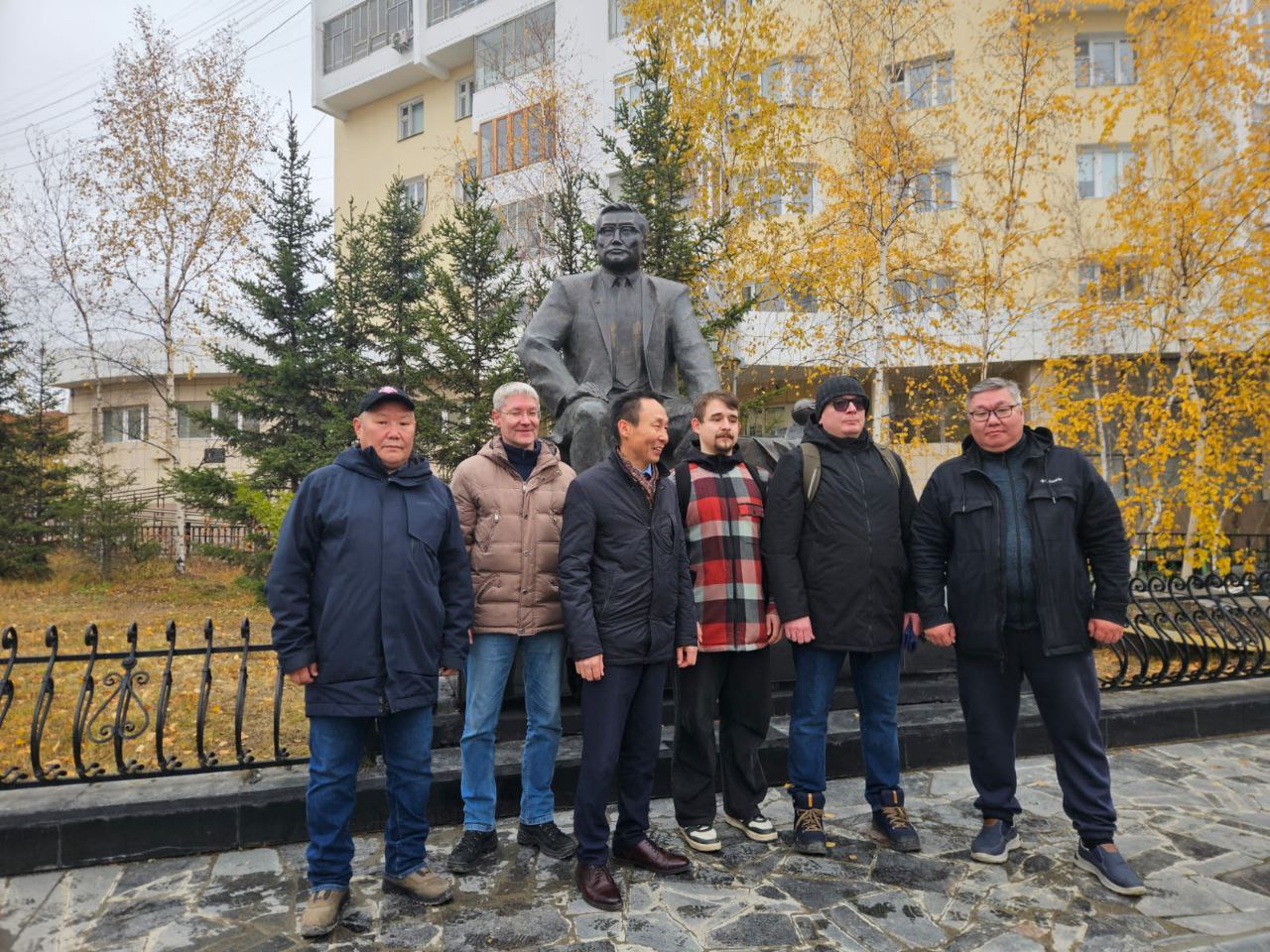 Сотрудники ИМСС УрО РАН приняли участие в торжественной церемонии возложения цветов к памятнику академика В. П. Ларионова